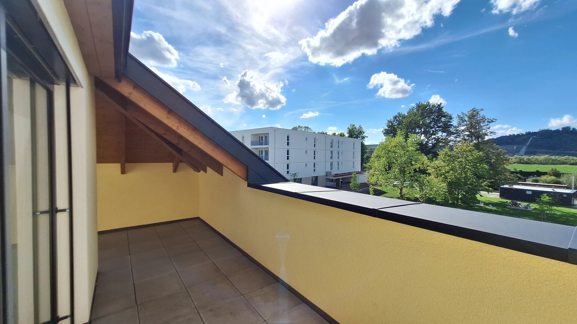 Wohnen mit Flair – 86 m² Dachgeschosswohnung mit großer Terrasse in Pupping